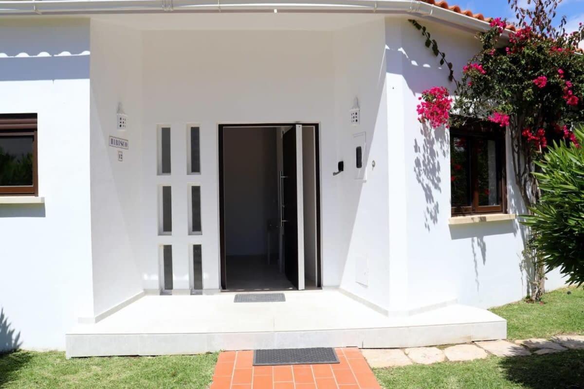 Villa Hibiscus, Great Location In Vilamoura, Lush Green Lawns And Garden Quarteira Exterior photo